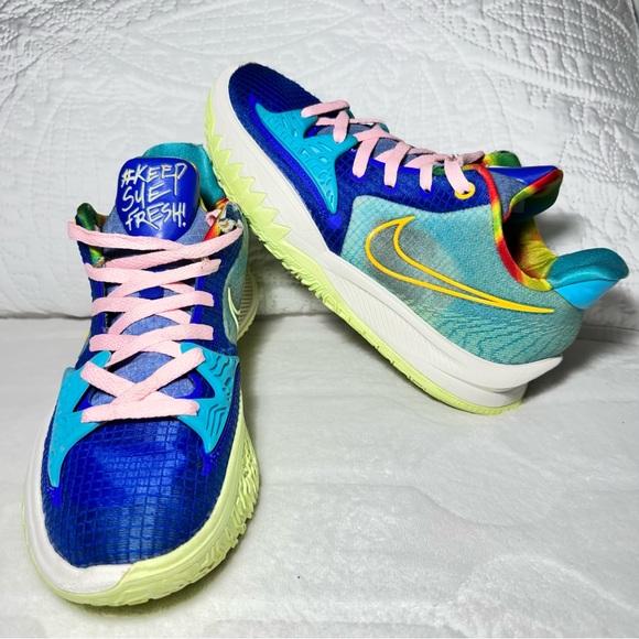Nike Mens 7.5 Shoes Sue Bird x Kyrie 4 Low Dynasty CW3975-401 Keep Sue Free